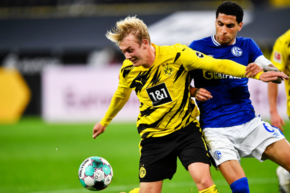 BVB-Angreifer Julian Brandt (l.) schirmt den Ball vor Schalkes Kapitän Omar Mascarell ab. Der deutsche Nationalspieler sprühte vor Spielfreude.