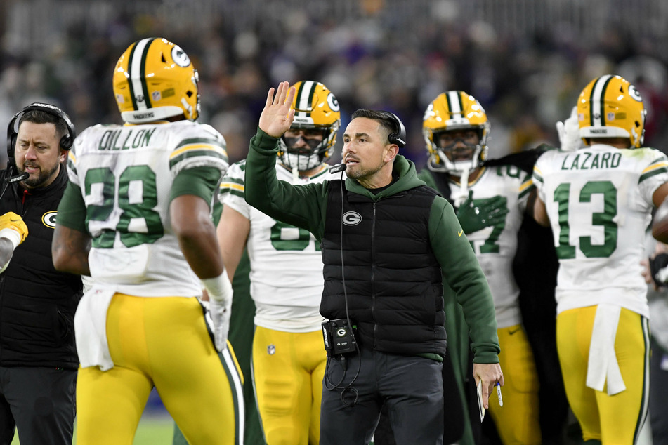 Packers head coach Matt LaFleur (c) giving out high-fives.