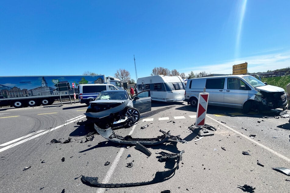 Beide Fahrzeuge mussten nach dem Unfall abgeschleppt werden.
