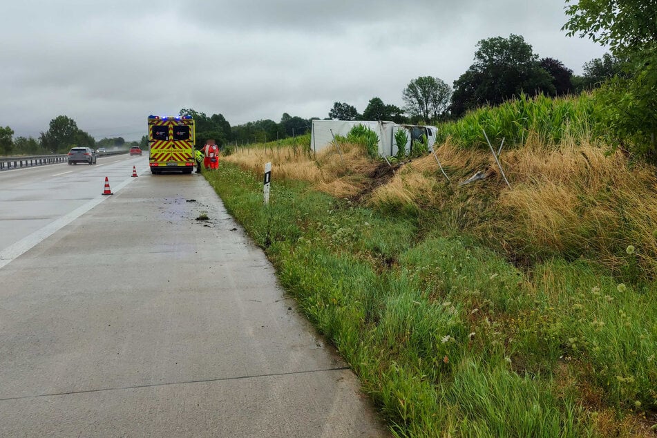 An dieser Stelle kam der Transporter von der Autobahn ab. Das Fahrzeug landete in einem Maisfeld.