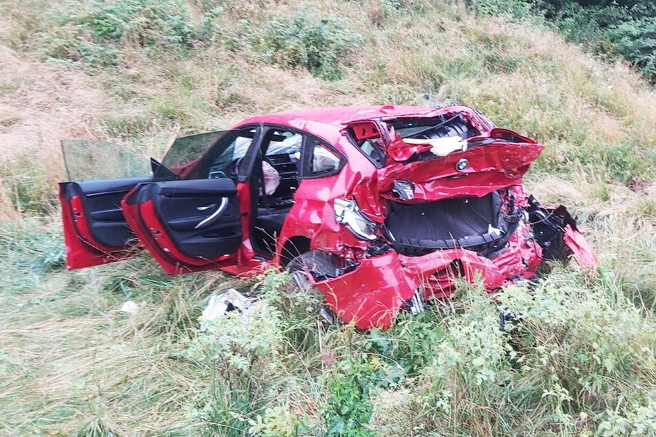 So sah der BMW 320 xDrive nach der Flucht aus. Völlig zertrümmert lag er neben der Autobahn D8 in Tschechien.