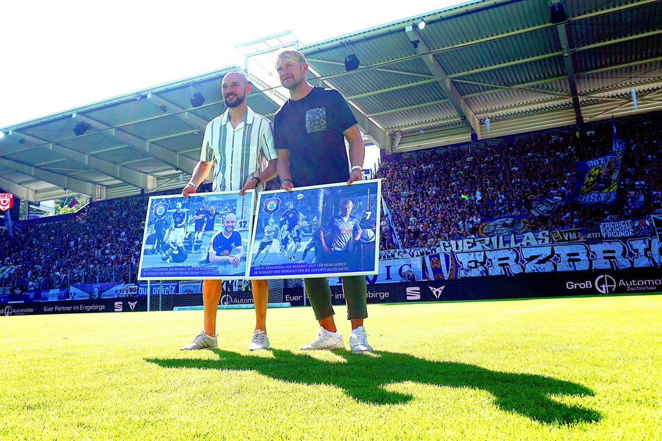 Ein Abschied vor knapp 14.000 Fans: Philipp Riese (l.) und Jan Hochscheidt wurden noch einmal gebührend gefeiert.
