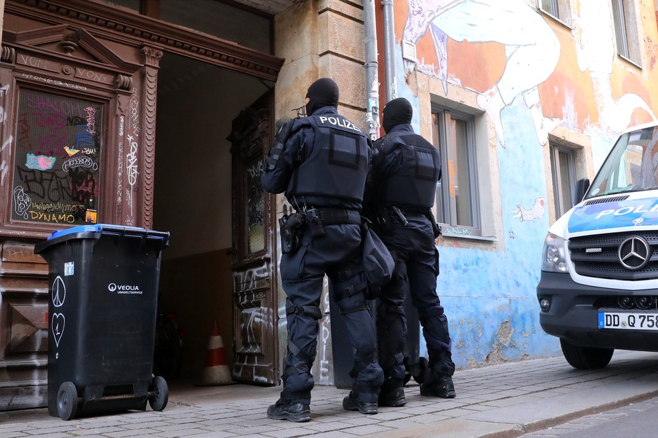 Die Polizei durchsucht seit dem frühen Mittwochmorgen mehrere Wohnungen in Dresden, Görlitz, Zwickau und Chemnitz.