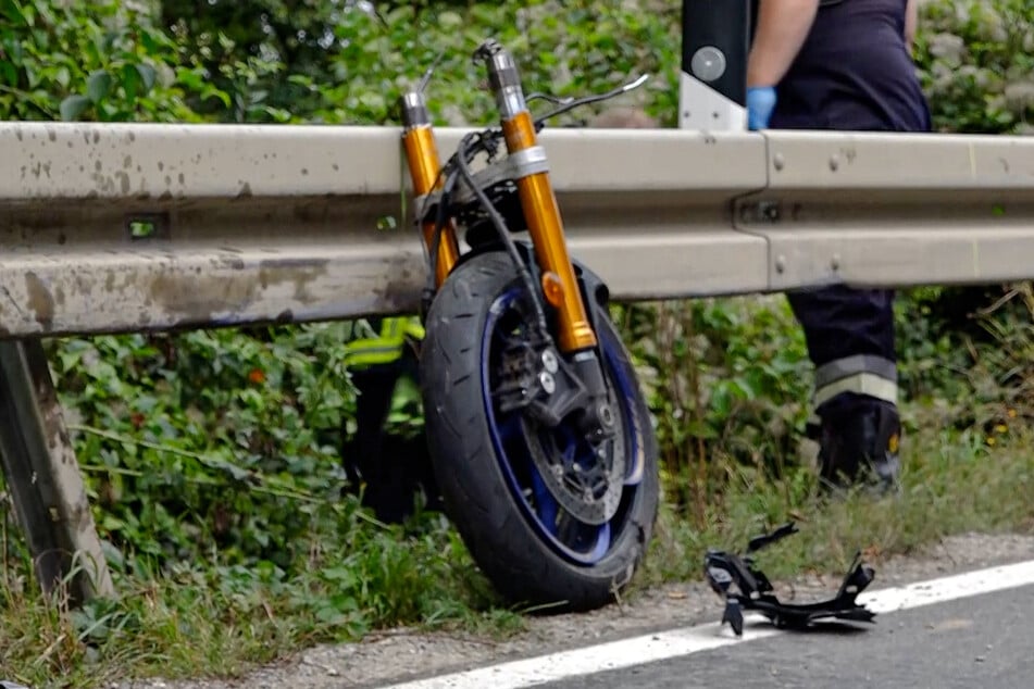 Für die Motorradfahrerin kam jegliche Hilfe der Rettungskräfte zu spät. Sie verstarb noch am Ort des Unfalls.