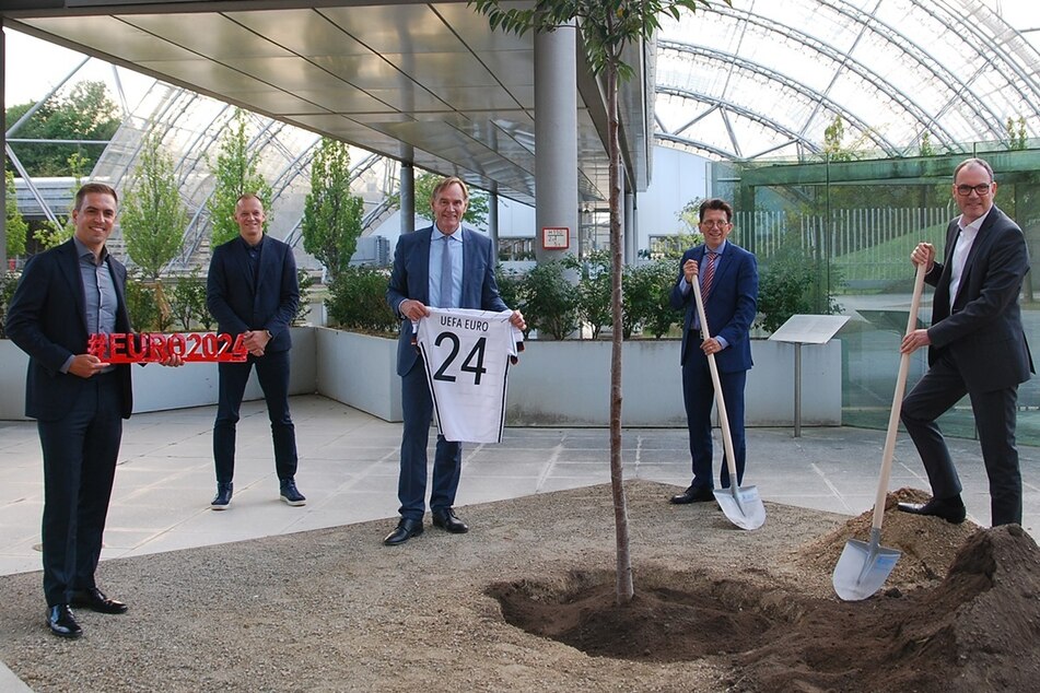 Bis zur EM 2024 soll dieser frisch gepflanzte Baum zwei Meter höher gewachsen sein.