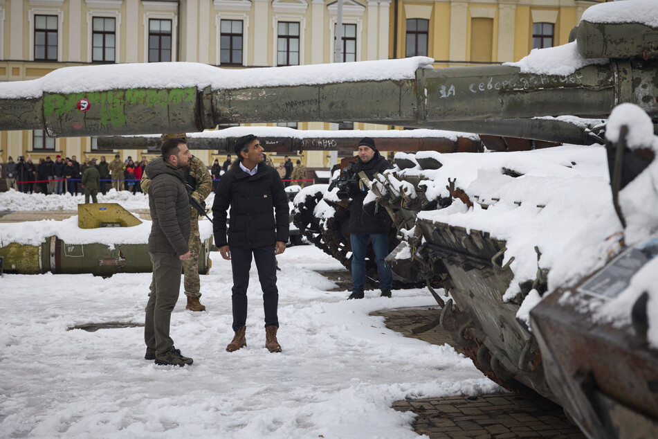 Wolodymyr Selenskyj (44) und Rishi Sunak (42) stehen vor den erbeuteten Panzern.