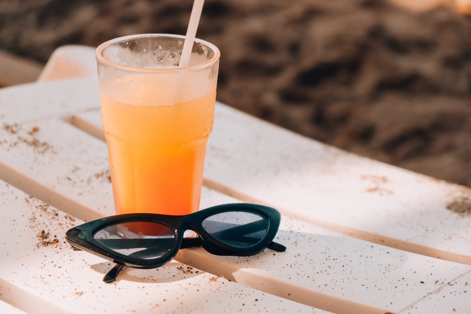 Während Ihr am Strand feiert, versorgt Euch die Cocktailbar mit kühlen Drinks. (Symbolbild)