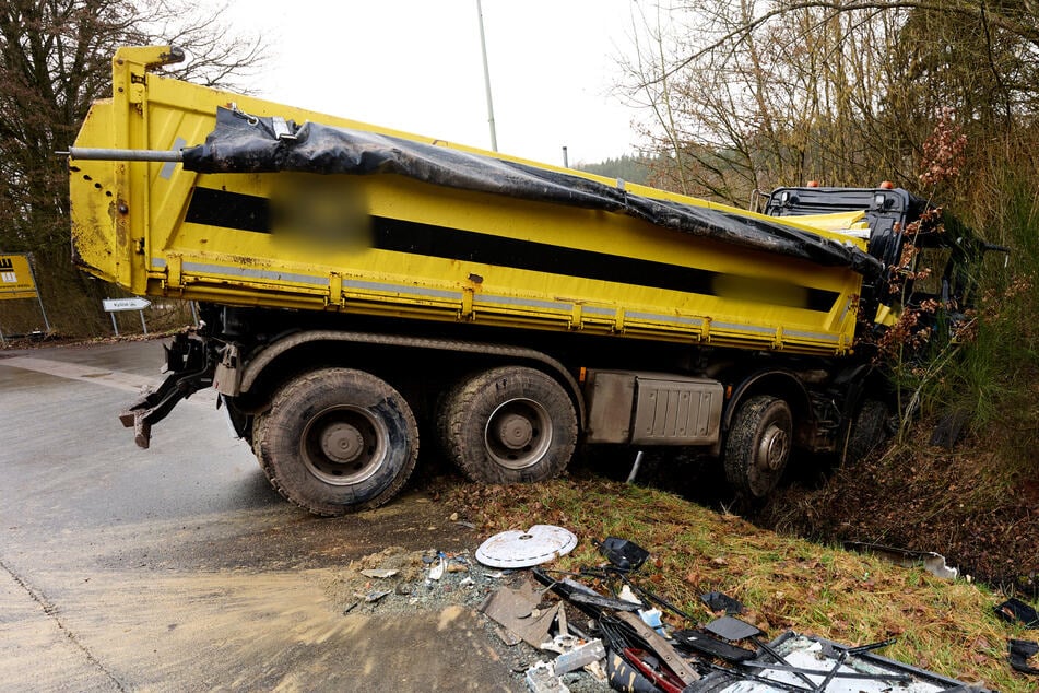 Nach dem derzeitigen Stand der Ermittlungen hatte der Lkw-Fahrer beim Auffahren auf eine Kreisstraße den von rechts kommenden Bus übersehen.