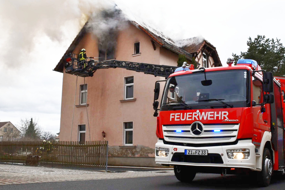 Zittau: Brennendes Mehrfamilienhaus hält Feuerwehr auf Trab