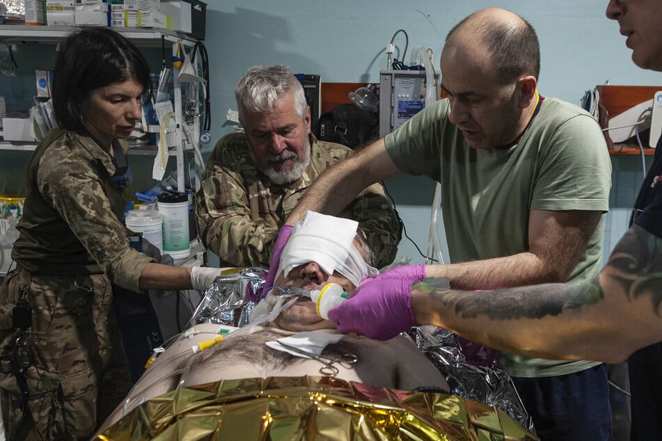 Militärsanitäter behandeln einen verwundeten ukrainischen Soldaten in einem medizinischen Versorgungspunkt in Bachmut.
