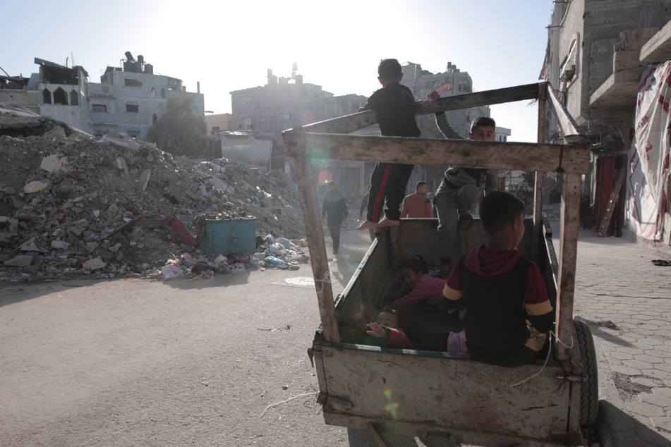 Kinder spielen in der Nähe der Trümmer des Flüchtlingslagers Al-Maghazi im Zentrum des Gazastreifens.