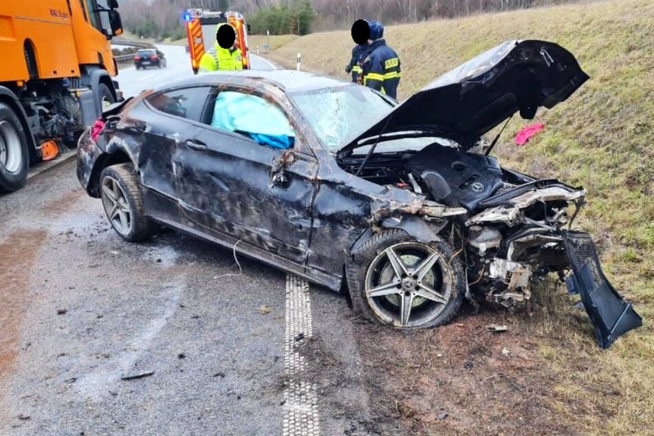 Unfall A73: Mercedes kracht gegen Leitplanke und überschlägt sich: Fahrerin (25) schwer verletzt