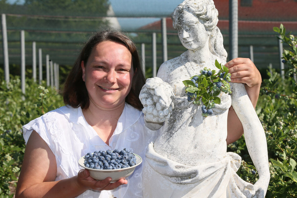 Das Erbstück soll für reiche Ernten sorgen: Sandra Lorenz (46) neben ihrer Heidelbeergöttin, die sie mitten in ihrer Plantage platziert hat.