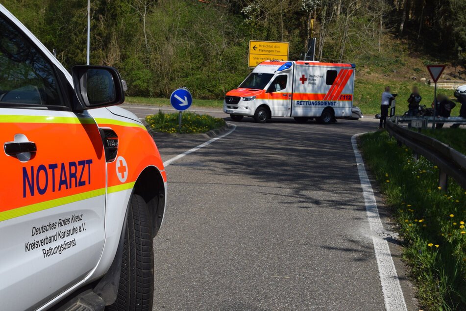 Notarzt und weitere Rettungskräfte am Unfallort.
