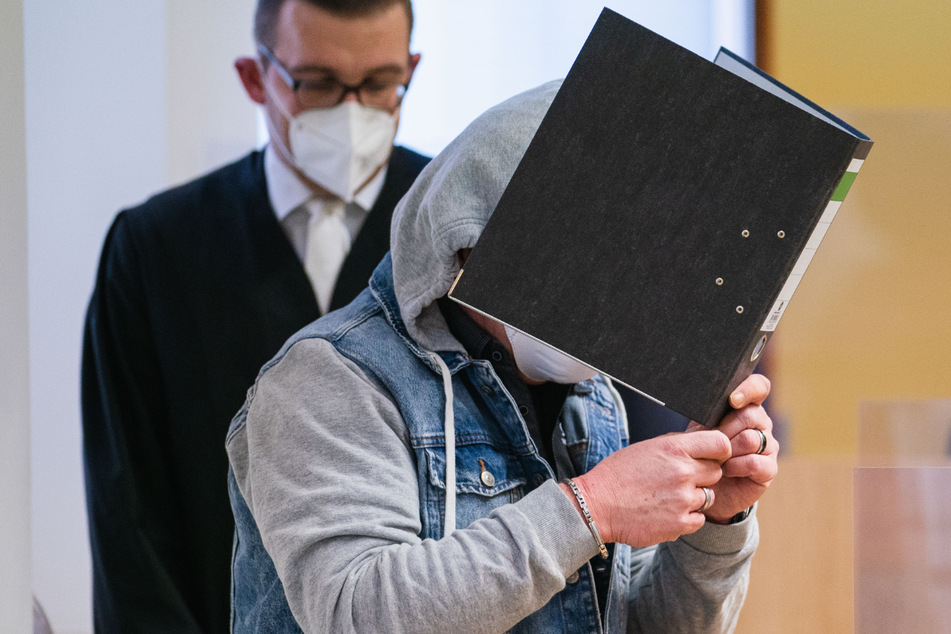 Der 50-Jährige soll sich in mindestens zwei Fällen an dem Mädchen vergangen haben.