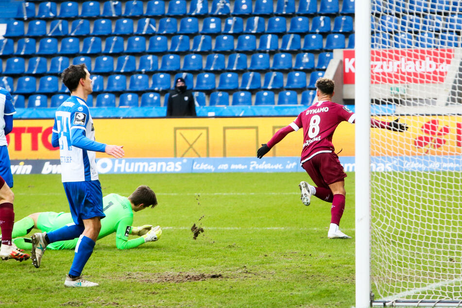 Heinz Mörschel (r.) dreht zum Jubeln ab: Dank des Winter-Neuzugangs vom KFC Uerdingen gewann Dynamo Dresden im Derby beim 1. FC Magdeburg mit 1:0.