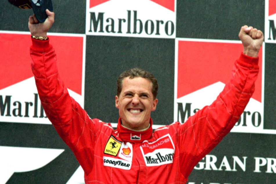 So dürfte er den meisten Menschen in Erinnerung geblieben sein: Michael Schumacher (54) jubelnd in seinem roten Ferrari-Rennanzug (Archivbild).