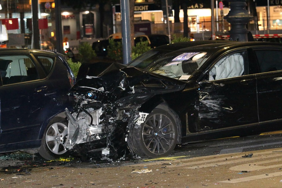 Ein BMW hat am Montagabend auf dem Berliner Kurfürstendamm einen schweren Unfall mit schrecklichen Folgen verursacht.