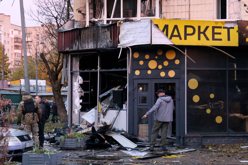 Ein Geschäft wurde durch einen russischen Drohnenangriff beschädigt. In der ukrainischen Hauptstadt Kiew lösten die Trümmer abgeschossener Kampfdrohnen in der Nacht auf Montag Brände aus.