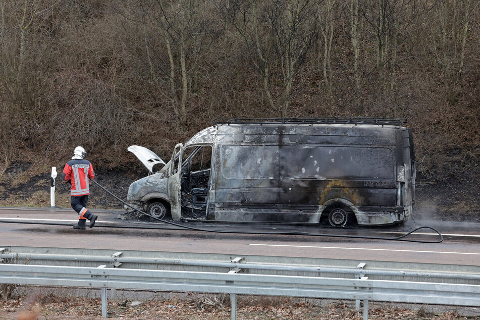 Ein Transporter brannte auf der A4 bei Meerane (Landkreis Zwickau) komplett aus.