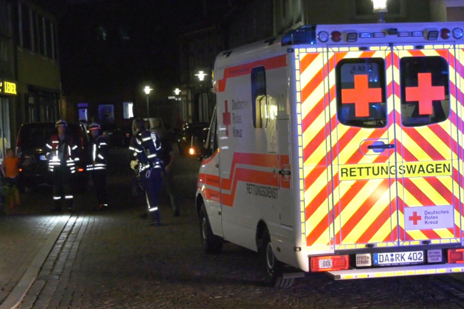 Das Foto zeigt Einsatzkräfte der Feuerwehr und einen Rettungswagen in Dieburg.