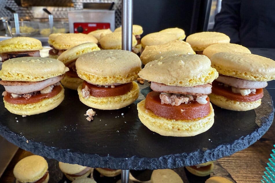 Für Frankreich-Liebhaber: Currywurst im Macarons-Teig mit Soßen-Gelee.