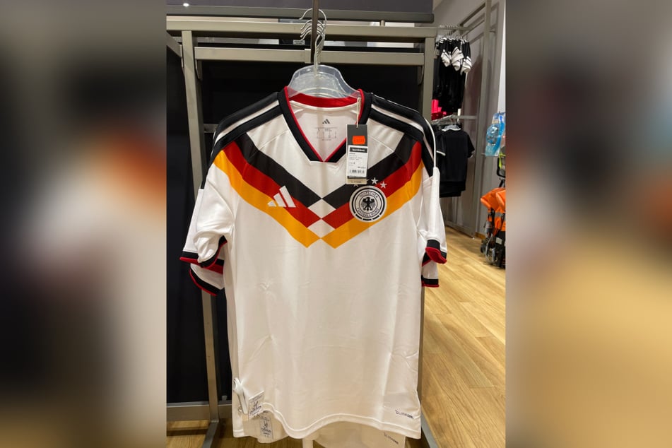 Das teure Trikot der DFB-Loser kostet bei SportScheck nun nur noch 69,99 Euro.