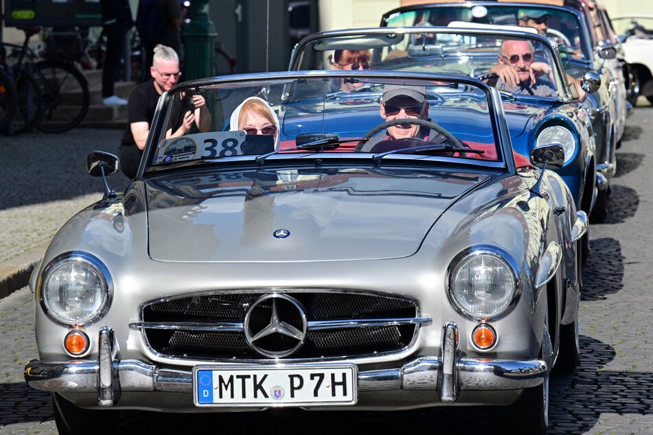 Die erste Etappe der ADAC-Oldtimerausfahrt Thüringen begann auf dem Platz der Demokratie in der Weimarer Innenstadt.