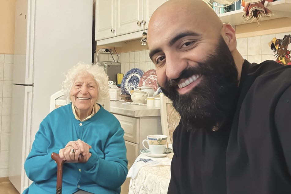 Pfleger und Geschäftsführer von "Pflege Smile", Rashid Hamid (31, r.) mit Oma Lotti (92).