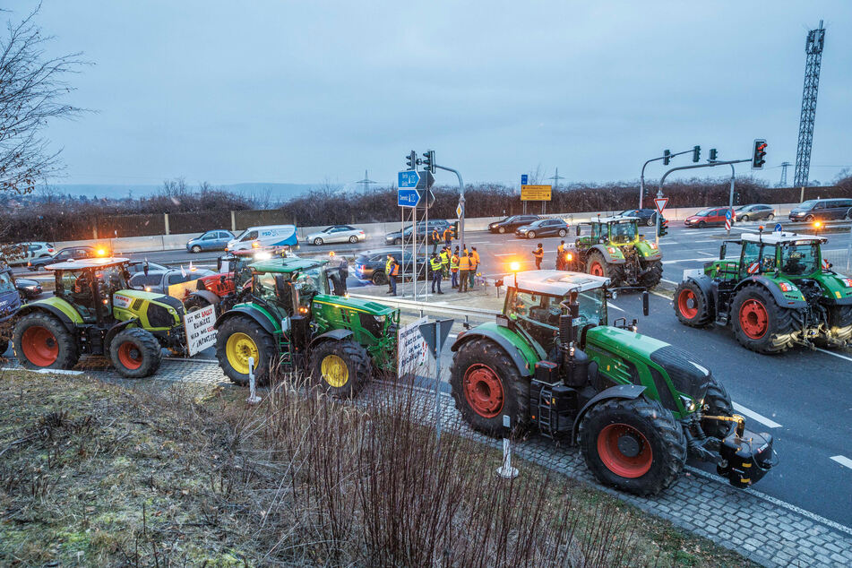 Viele Traktoren blockieren die Auffahrten wie hier zur A17 in Dresden-Südvorstadt. Bauern protestieren seit Montag bundesweit.