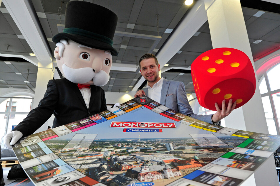 Florian Freitag (33) und Mister Monopoly suchen die Städte und Gemeinden, die es aufs Spielbrett schaffen.