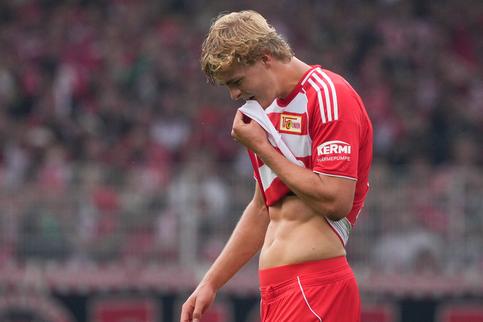 Tom Rothe (20) verlässt nach der Notbremse den Platz.