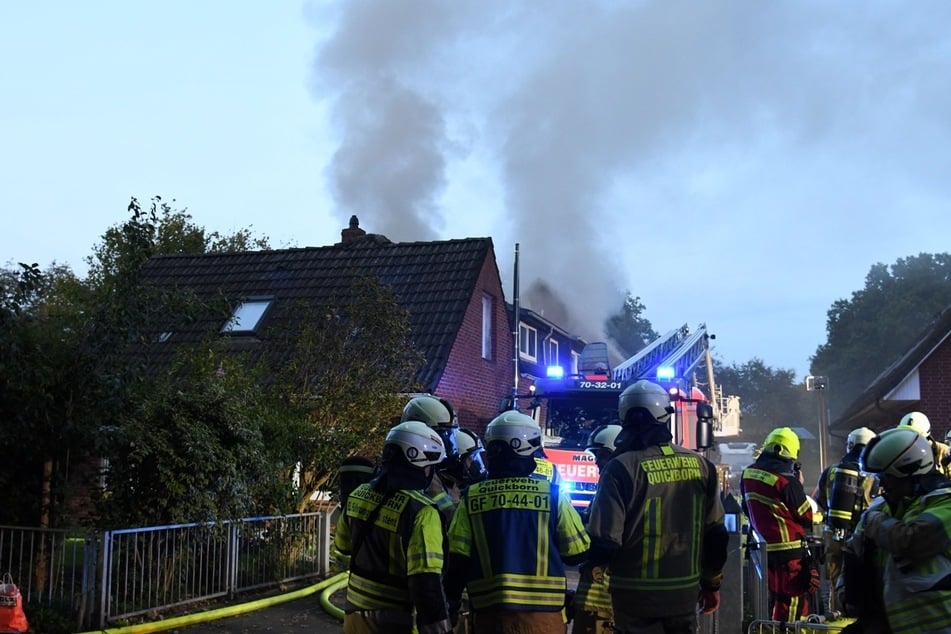 Dichter Rauch stieg aus dem Gebäudekomplex in Hasloh.