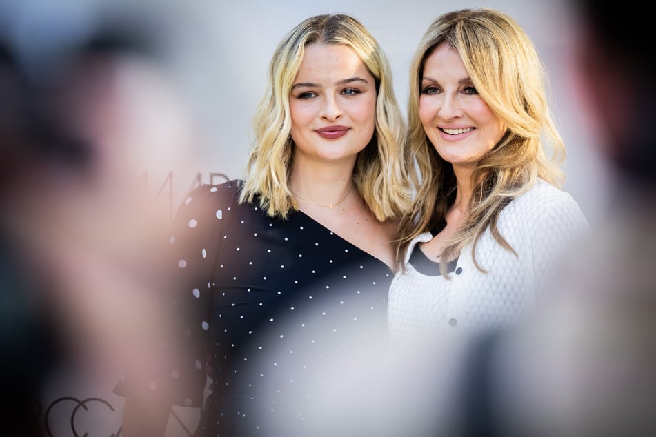 Auch ihre Tochter Nele ist mit dabei: RTL-Moderatorin Frauke Ludowig (62, r.) genießt die Feiertage im engen Familienkreis und zeigt, wie wichtig ihr der Zusammenhalt ist.