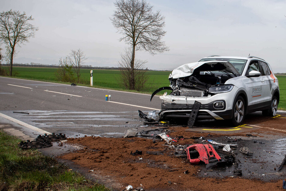 Schwerer Unfall: Autofahrer kracht in Gegenverkehr, Kleinkind (2) schwer verletzt