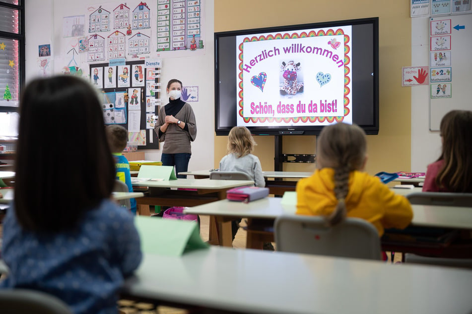 Zu Corona-Zeiten häufen sich die Pöbeleien gegen Lehrer. Am häufigsten betroffen sind der Umfrage zufolge Grundschulen, am wenigsten Gymnasien.
