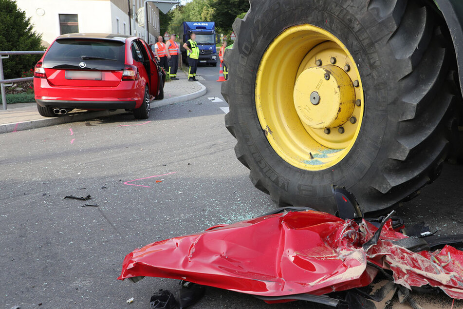 Skoda kollidiert mit Traktor: Drei Erwachsene und ein Kind verletzt