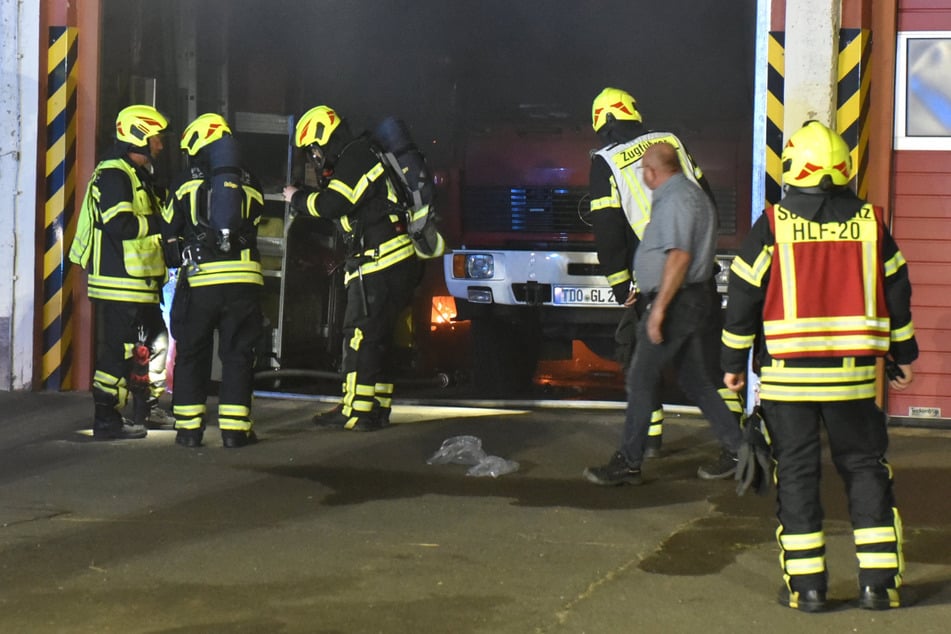 Gefährlicher Einsatz: Um die Löschfahrzeuge vor den Flammen zu retten ...