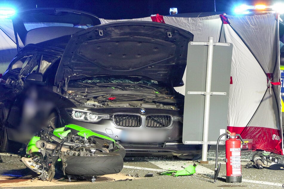Unfall A46: Schrecklicher Crash auf A46: Motorradfahrer kommt ums Leben