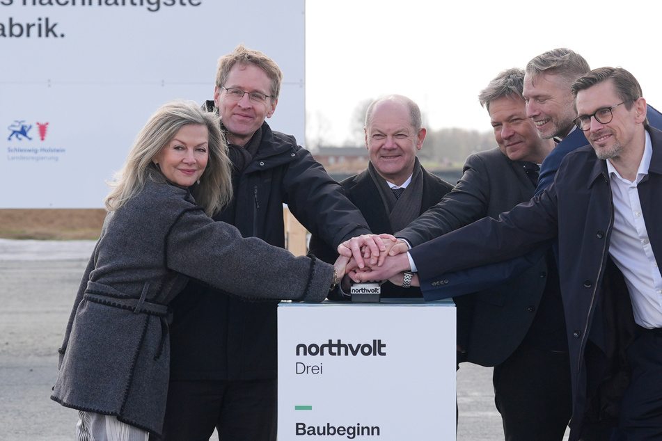 Am Montag gaben unter anderem Kanzler Olaf Scholz (SPD, 3.v.l) und Wirtschaftsminister Robert Habeck (Grüne, 3.v.r.) den Startschuss für den Bau der Northvolt-Fabrik.