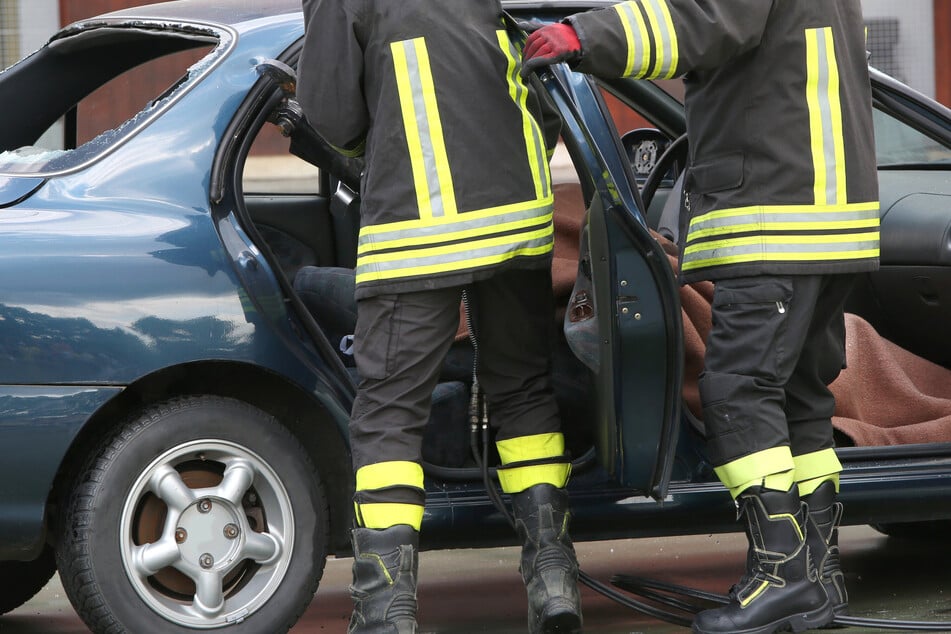 Die Feuerwehr befreite am Samstagabend einen schlafenden Mann aus seinem Auto. (Symbolbild)