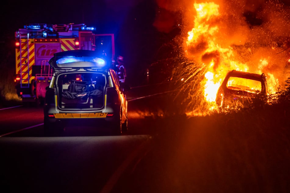 Beim Eintreffen der Einsatzkräfte stand der Minivan bereits komplett in Flammen.