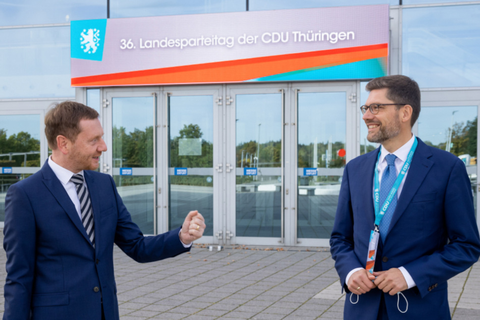 Erfurt: Christian Hirte (r.), stellvertretender Landesvorsitzender der CDU Thüringen, begrüßt beim Landesparteitag Gastredner Michael Kretschmer.
