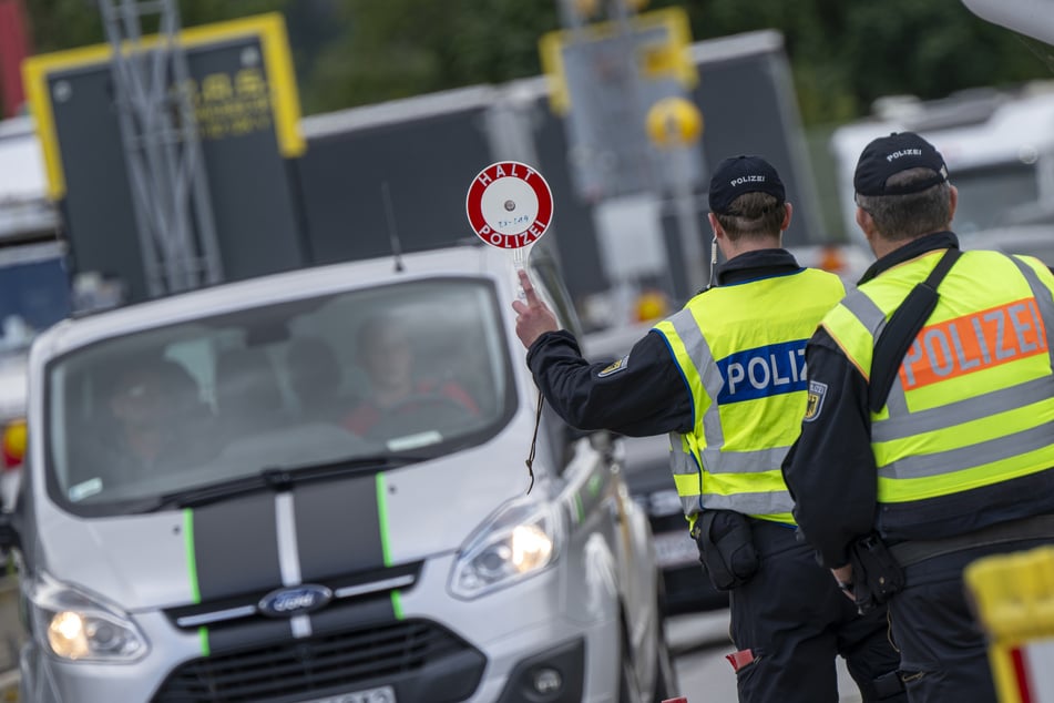 Die mutmaßlich geschleusten Menschen wurden von der Polizei in Gewahrsam genommen. (Symbolbild)