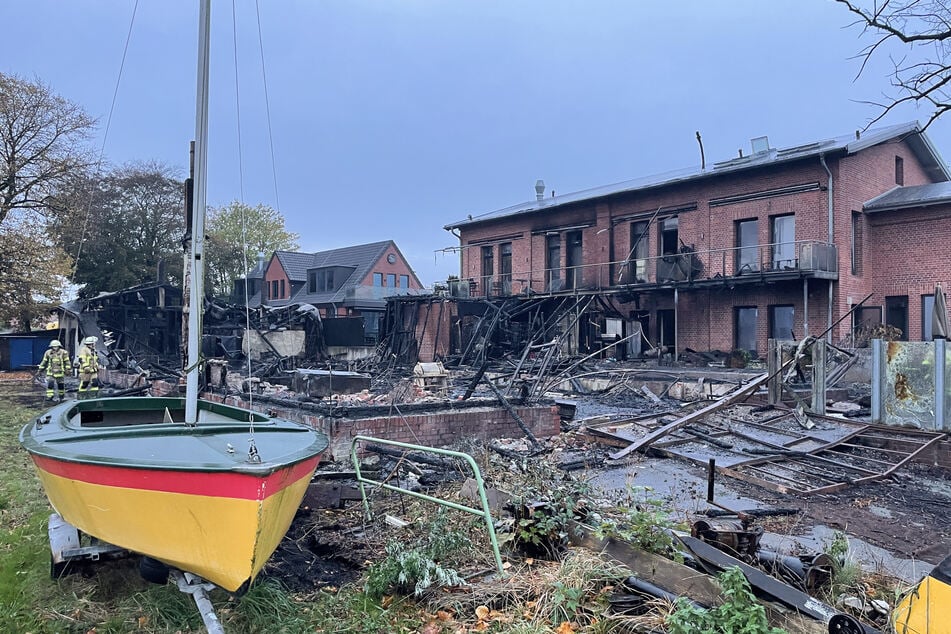 Die Lagerhalle und zwei angrenzende Gebäude wurden durch das Feuer zerstört.