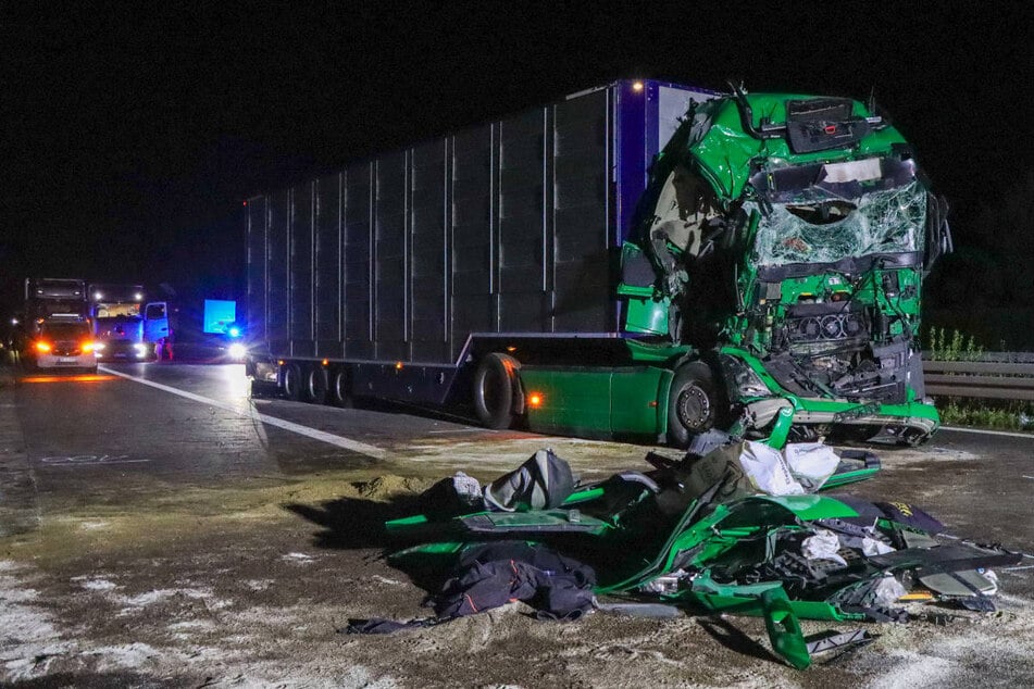 Der Sattelschlepper ist an einem Stauende in einen anderen Laster gekracht.