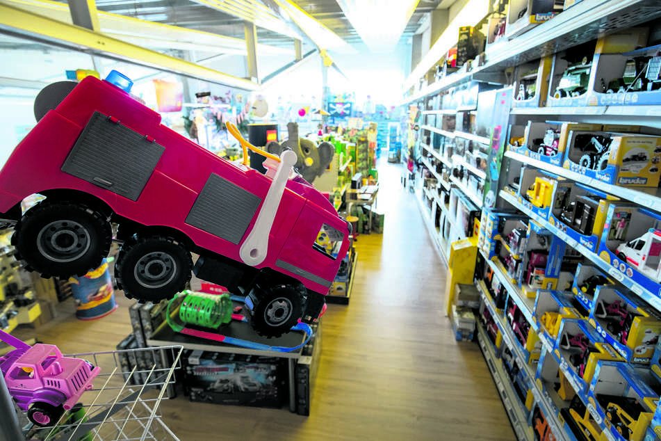 Daran entzündet sich die Kritik: Der Großhandel darf auch Fahrräder und Spielzeug verkaufen, kleine Läden nicht.