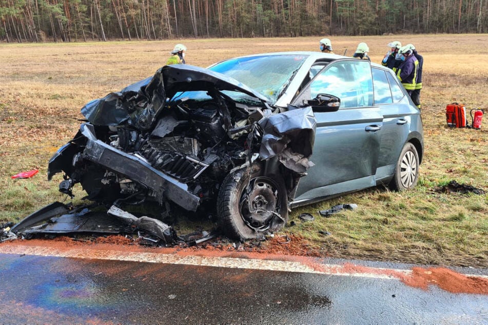 Das Wrack des Skoda kam nach dem heftigen Crash auf einem angrenzenden Feld zum Stehen.