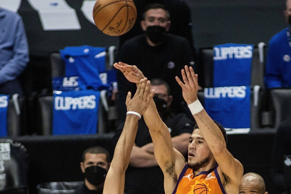 Suns Devin Booker scored a game-high 32 points against NY on Friday night.