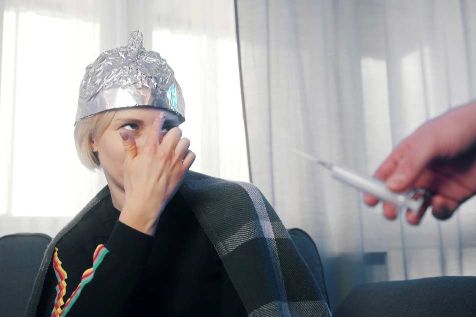 Die Verunsicherung vieler Menschen in der Corona-Pandemie hat zu deutlich mehr Anfragen wegen Verschwörungstheorien bei der NRW-Beratungsstelle geführt. (Symbolbild)
